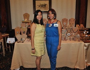 Gabriela y María Flores.