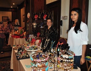 Gilda Vargas de Ulloa y Anabelle López.