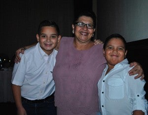 Martina Quintanilla junto a Sebastián y Aarón.