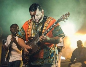 Guayo Cedeño sedujo a los presentes con su guitarra a quien los críticos lo calificaron como un auténtico malabarista con su instrumento capaz de hacerlo sonar alternativamente en varios ritmos.