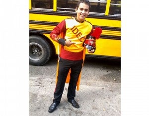 Javier López con el uniforme de la Banda del Instituto Evangélico Cofradía.
