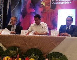 Durante la conferencia, Fredy Nasser, de la Fundación Terra firmó un convenio con el ministro de Educación, Marlon Escoto, a fin de apoyar la calidad educativa.