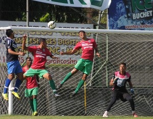 Abidan Solís, nueva contratación del Honduras, no pudo con la defensa del Marathón.