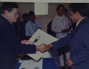 Su primer título universitario, el de Licenciado en Periodismo, le encaminó en la vida. Acá recibiendo su diploma de manos del ex director de la escuela de Periodismo, Ramiro Sierra.