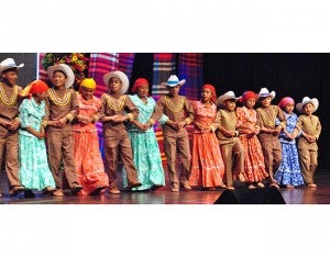 Estos pequeños arrancaron los aplausos de los presentes por sus coordinadas danzas folklóricas presentadas.