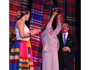 Don Roger Valladares le entregó el reconocimiento a al escritor Livio Ramírez Lozano.