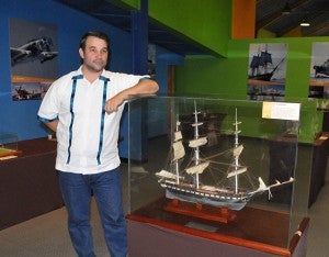 Roberto Felipe Danilov Luna se siente orgulloso de que su trabajo sea admirado por grandes y chicos en el museo El Pequeño Sula, aunque asegura que su amor por los dioramas es tal que ya desea tenerlos de nuevo en su casa.