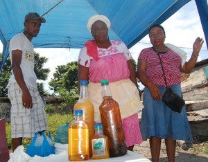 Los garífunas elaboraron y vendieron sus comidas y bebidas típicas durante el festival.