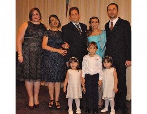 Andrés Martínez posa con su familia Ana Paola Kattán, Vivian Giacoman de Martínez, Vivian y Fernando Kattán y René Francisco, Alexia Fernanda y Mía Fernanda Kattán.