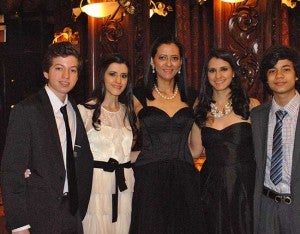 Alejandra Irureta posa con su madre Gloria de López y sus hermanos Leonardo López, María Fernanda Balleta y Alejandro López.