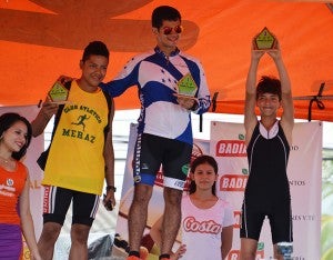 Pacheco, de negro, que fue tercero es el más feliz al levantar su trofeo, segundo fue Miguel Medina y Carlos Galo, el vencedor.