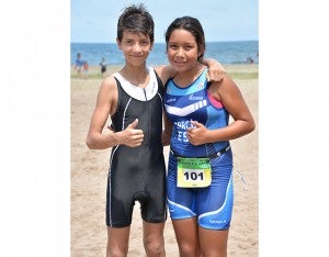 El niño Ian Pacheco se hizo amigo de esta competidora de su categoría.