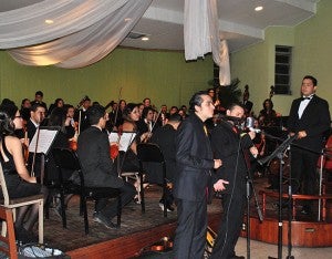 El maestro Nimrod Rodríguez, al dirigir la orquesta y los solistas Miguel Ríos y Marco Fajardo interpretaron “Mas que amor”.