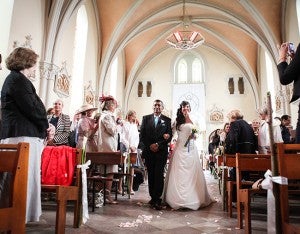 La novia acompañada de su padre en su entrada a la Iglesia de Saint Michel à Ambleteus.