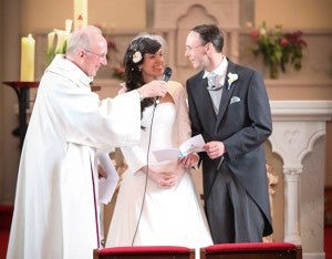 Uno de los momentos especiales durante la ceremonia religiosa fue cuando los novios leyeron sus votos.