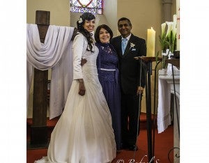 Diana acompañada de sus padres, Sandra Rodríguez de Ramos y Enelidio Ramos.