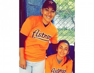 Junto a su hermana menor Sarahí, defienden los colores de Astros desde muy pequeñas.