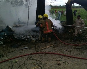 Bomberos controlando el incendio.