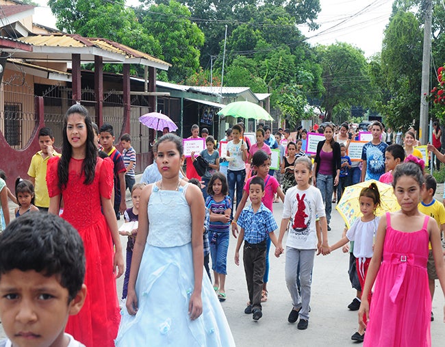 Varios padres de familia acompañaron a sus hijos durante el recorrido por la colonia Ideal.