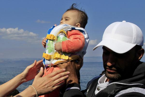 Se eleva a 34 número de migrantes muertos en naufragio frente a costas griegas.