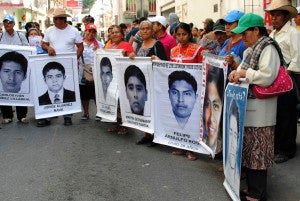 CHILPANCINGO, GUERERO., 19ENERO2015.- Padres de familia, estudiantes de la normal rural Raúl Isidro Burgos de Aytozinapa, encabezados por el abogado Vidulfo Rosales Sierra y el vocero del comité de padres de familia de estudiantes desaparecidos Felipe de la Cruz, protestaron frente al juzgado primero y séptimo de distrito de la federación, para exigir que se ejerza acción penal al exalcalde de Iguala y su esposa por la desaparición de los normalistas, al lugar llegaron policías antimotines, cuerpo de bomberos a sofocara el incendio de una patrulla de la policía del estado que quemaron personas embozadas, durante este acto rompieron las ventanas de inmueble, en repudio. FOTOS: JOSÈ I. HERÀNDEZ / CUARTOSCURO.COM