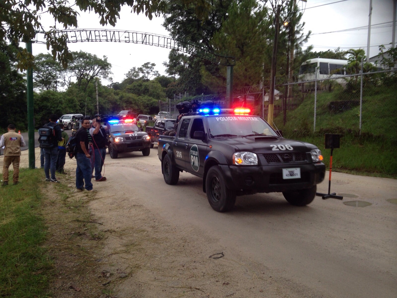 El policía es traladado bajo fuertes medidas de seguridad.