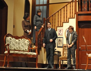 La llegada de Jonathan y el Dr. Einstein perturbará a la familia Brewster.