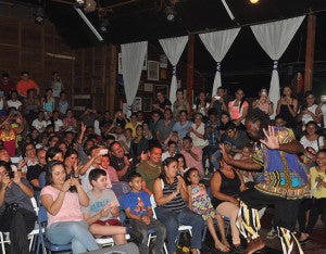 El público abarrotó el teatro. Aquí el momento en que Mito baila su danza garífuna para ellos.