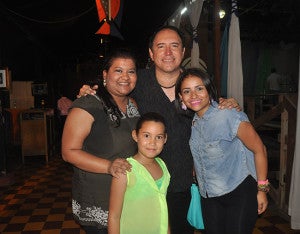 María del Carmen Urbina, Ninette Padilla y la pequeña Daniela Victoria Euceda aprovecharon para tomarse una foto con el artista al final del espectáculo.