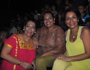 La doctora Ivonne Delgado junto a la cantante Oneyda de América y Miriam Dimarcio.