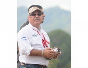 René Salem, presidente del club de Aeromodelismo, hace la invitación al público para que apoye la actividad.