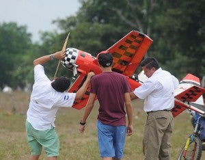 Varios pilotos revisan sus naves para que estén listas el día del evento.