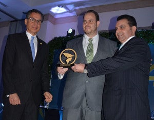 Sammy Bendeck fue galardonado con el premio Empresario Valiente.