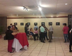 Todos los asistentes apreciaron las fotografías escogidas para la exposición.