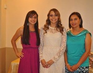 Cecille posa con su madrea Dina y Carol Flores.