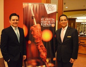 Diego pineda junto a  Oscar González, gerente del hotel Marriott.
