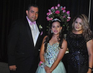 La quinceañera Cesia Bonilla posa con su madre Nuvia Bonilla de Ramírez e Ilich Ramírez.