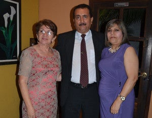 Norma  Mancia, José Emilio Cruz y Lola Casco de Cruz.