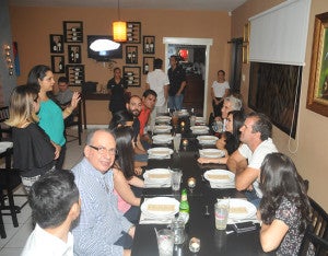 Los invitados fueron atendidos por la gerente del restaurante Blanca Murphy y Fátima Puerto.
