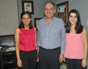 Marcela Lagos, Víctor Kawas y Kimberly Kawas.