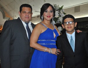 Waleska y Lester Aguilar y su hijo Lester Aguilar.