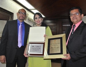 Juan Carlos Ordoñez y Osiris Paredes entregaron al doctor Aguiluz una placa en reconocimiento por parte de la Asociación de Ginecólogos y Obstetras de Honduras y Manuel Maldonado hizo la entrega de un aplaca por parte de la Liga Contra el Cáncer.