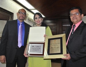 Juan Carlos Ordoñez y Osiris Paredes entregaron al doctor Aguiluz una placa en reconocimiento por parte de la Asociación de Ginecólogos y Obstetras de Honduras y Manuel Maldonado hizo la entrega de un aplaca por parte de la Liga Contra el Cáncer.