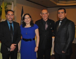 Cesar Rodríguez, Blanca Echeverri, el homenajeado y su hijo Miguel Aguiluz.