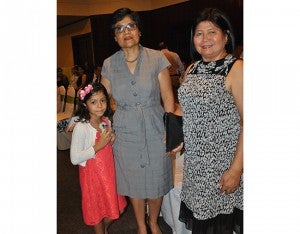 Soraya y María del Carmen Thiebaud junto a Antonia Díaz.