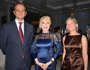 Miguel  Albero, embajador de España, Lila Milla y  Elena Albero.
