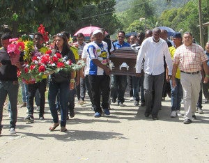 Un grupo de jóvenes futbolistas de Jutiapa también ayudaron a cargar el ataúd de Reneau.