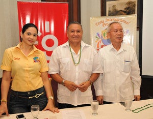 Paola Bulle, coordinadora de la Feria, Pilo Tejeda, Coordinador General de la FERINPRO, y el cónsul de China Taiwán, Marcos Chan.