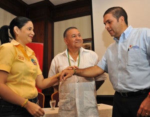 Los coordinadores de la FERINPRO colocaron una pulsera alusiva al Director de Estrategia y Mercadeo de Supermercados La Antorcha, Sergio Guevara.