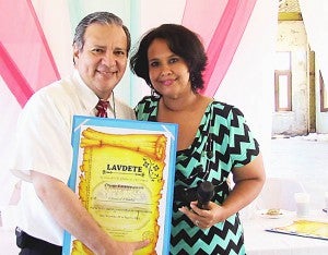 El doctor Samuel Santos recibió su reconocimiento de manos de Fanny Zavala, secretaria de LAVDETE.